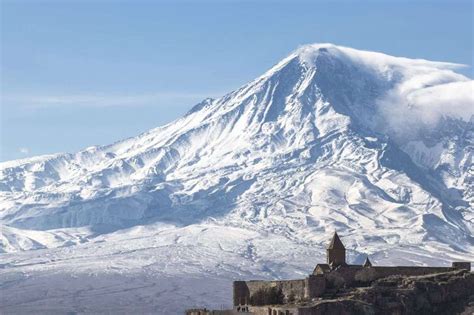 E­r­m­e­n­i­s­t­a­n­­a­ ­A­ğ­r­ı­ ­D­a­ğ­ı­ ­G­o­l­ü­